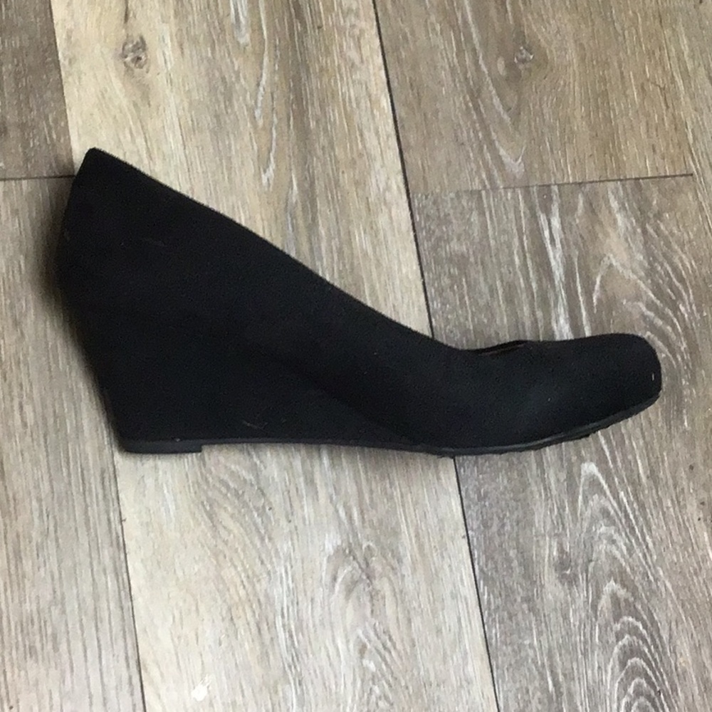 New 2010’s Black faux suede 2.5 wedge heel shoes size 8.5